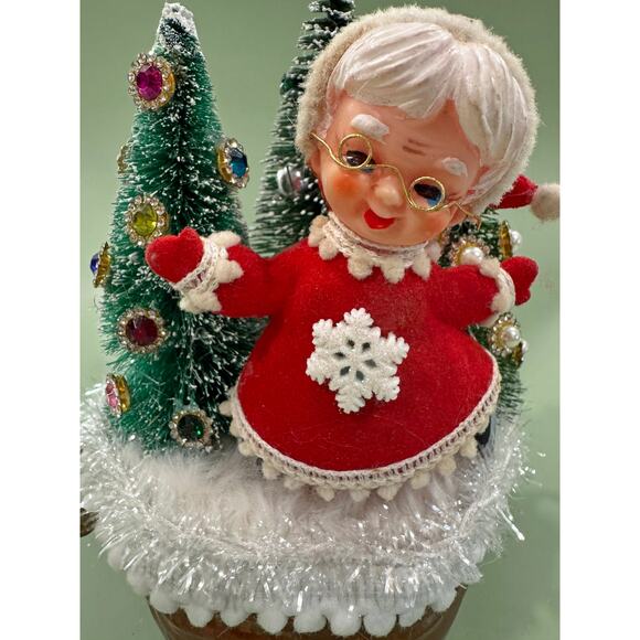 Price Reduced Vintage Mrs. Claus Assemblage in a Tin Pot - Picture 8 of 8